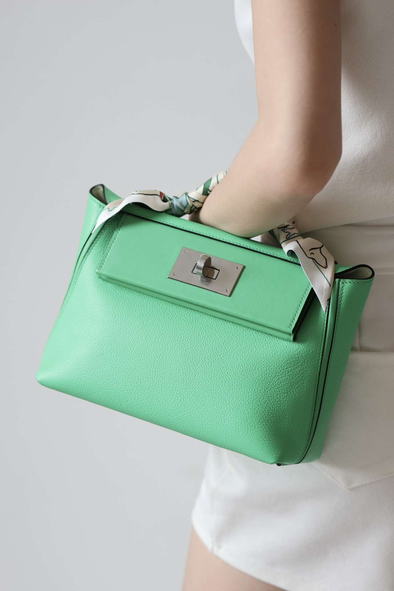 Hermes Kelly Mini 2424 21cm Handbag in Green Comic Clemence Leather 